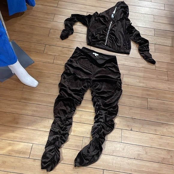 New with tags, Capella Brown velour crop set - Picture 4 of 4